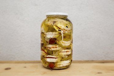 Nakládaný Camembert 20 x 50 gr bylinky ve skle Tržan